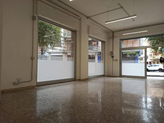 Locale Commerciale in affitto a Puglia, Taranto