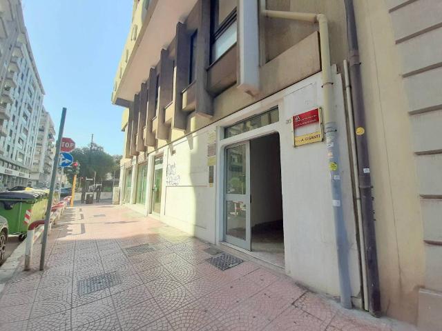 Locale Commerciale in affitto a Puglia, Taranto