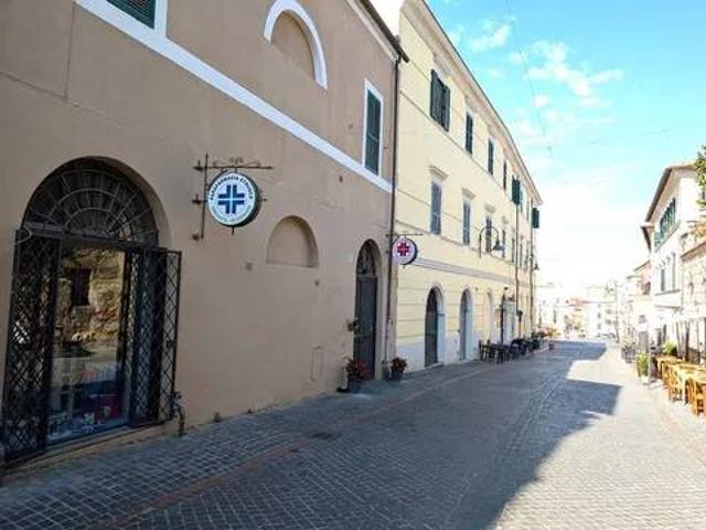 Locale Commerciale in affitto a Tarquinia, Lazio