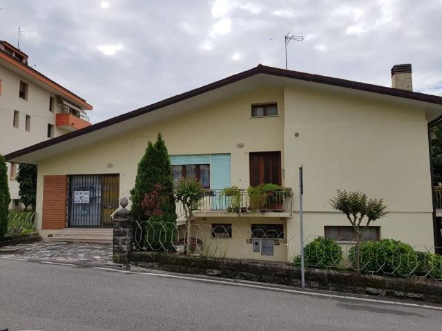 Locale Commerciale in affitto a Tarzo, Veneto