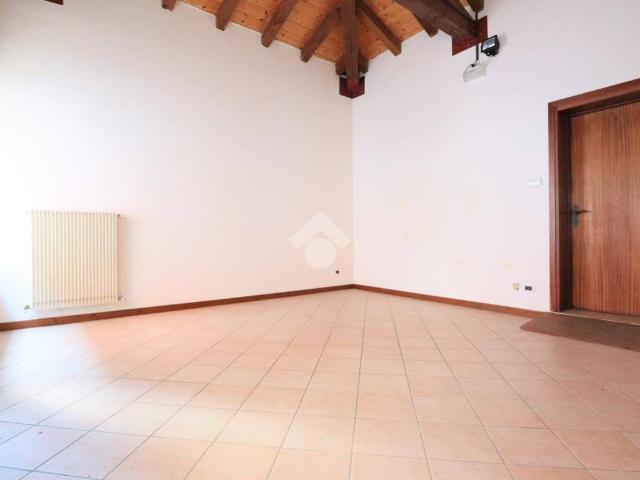 Locale Commerciale in affitto a Tavagnacco, Friuli-Venezia Giulia