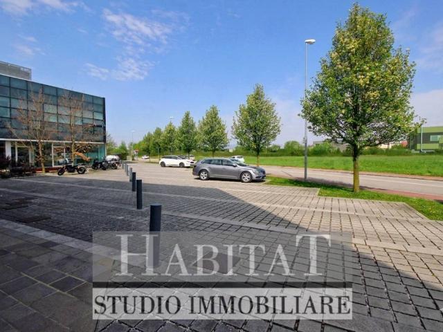 Locale Commerciale in affitto a Tavagnacco, Friuli-Venezia Giulia