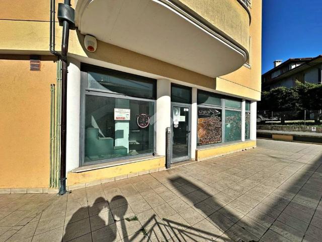 Locale Commerciale in affitto a Marche, Pesaro E Urbino