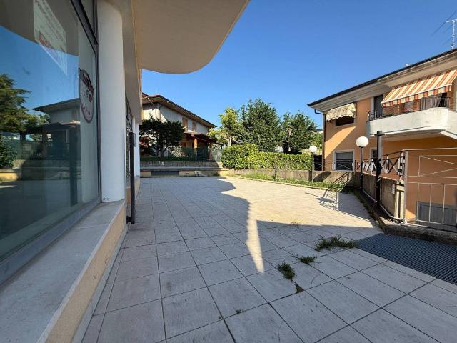 Locale Commerciale in affitto a Marche, Pesaro E Urbino