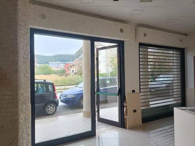 Locale Commerciale in affitto a Telese Terme, Campania