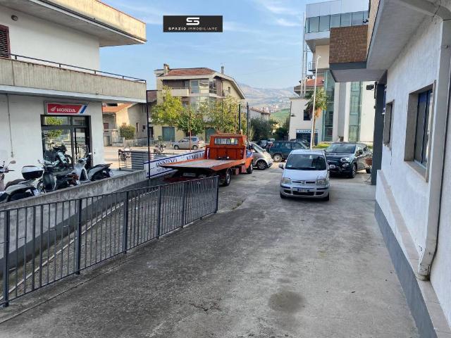 Locale Commerciale in affitto a Teramo, Abruzzo