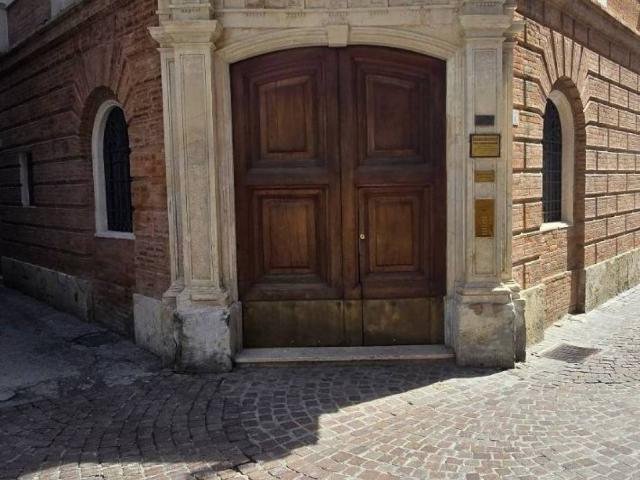 Locale Commerciale in affitto a Teramo, Abruzzo