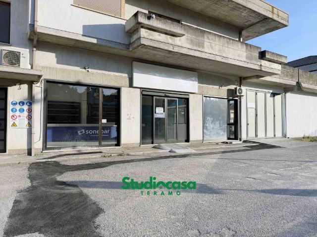 Locale Commerciale in affitto a Colleatterrato basso, Teramo