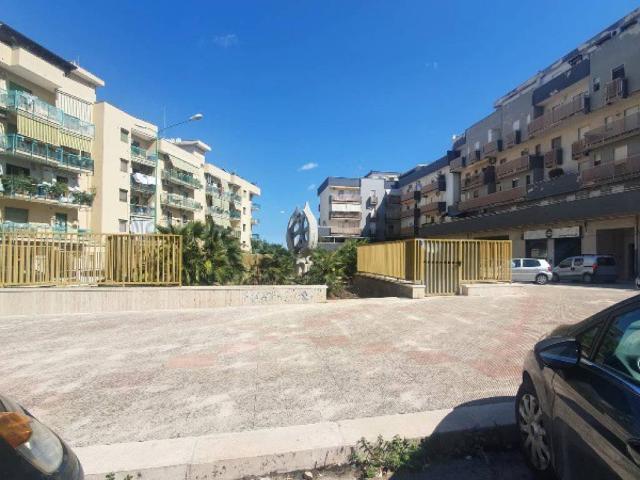 Locale Commerciale in affitto a Puglia, Bari