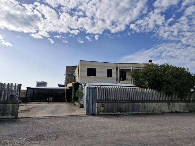 Locale Commerciale in affitto a Termoli, Molise