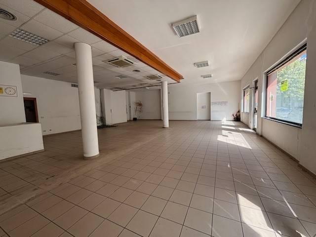 Locale Commerciale in affitto a Termoli, Molise