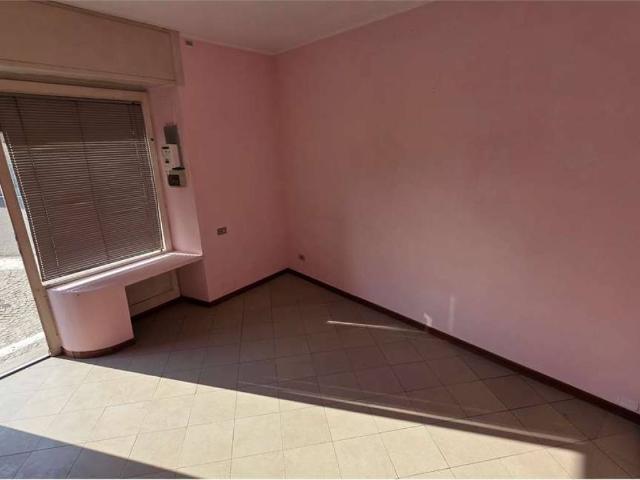 Locale Commerciale in affitto a Ternate, Lombardia