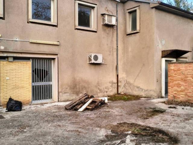 Locale Commerciale in affitto a Terni, Umbria