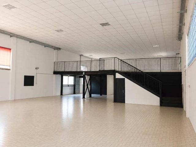Locale Commerciale in affitto a Terni, Umbria
