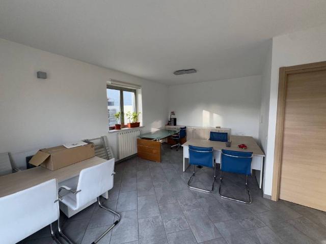 Locale Commerciale in affitto a Terni, Umbria