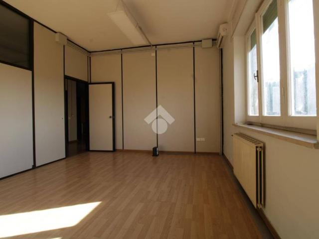 Locale Commerciale in affitto a Terni, Umbria