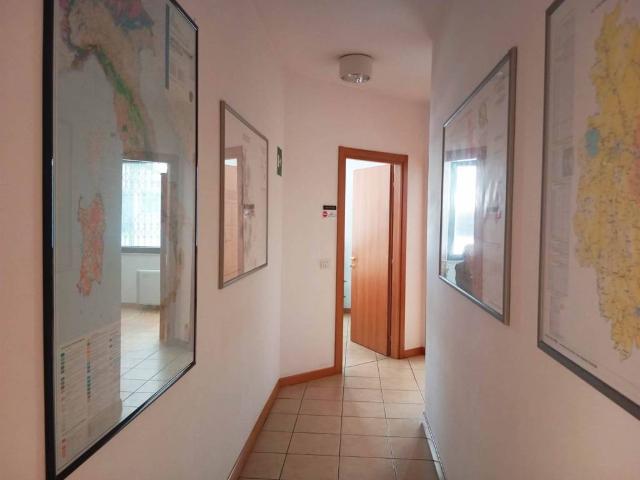 Locale Commerciale in affitto a Terni, Umbria