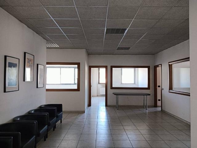 Locale Commerciale in affitto a Terni, Umbria