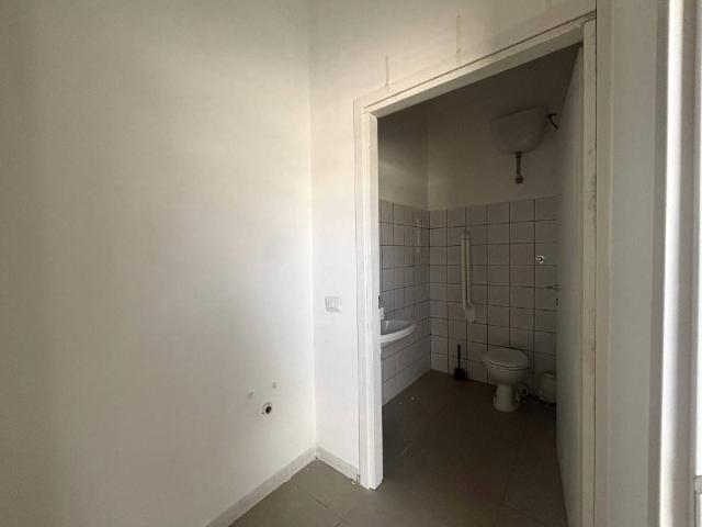 Locale Commerciale in affitto a Terni, Umbria