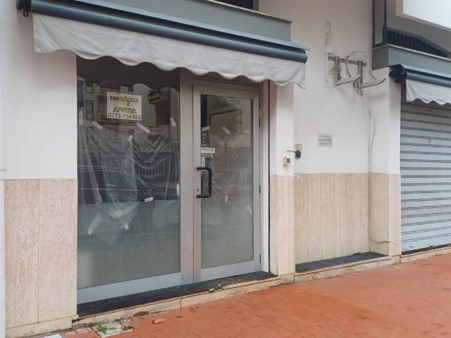 Locale Commerciale in affitto a Terracina, Lazio