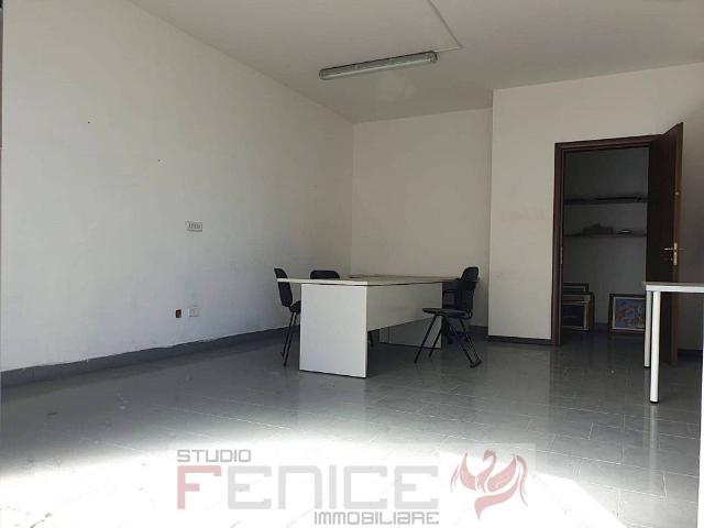 Locale Commerciale in affitto a Teverola, Campania