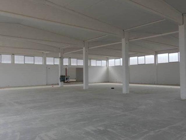Locale Commerciale in affitto a Teverola, Campania