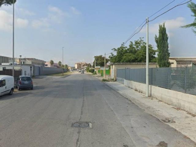 Locale Commerciale in affitto a Carinaro, Campania