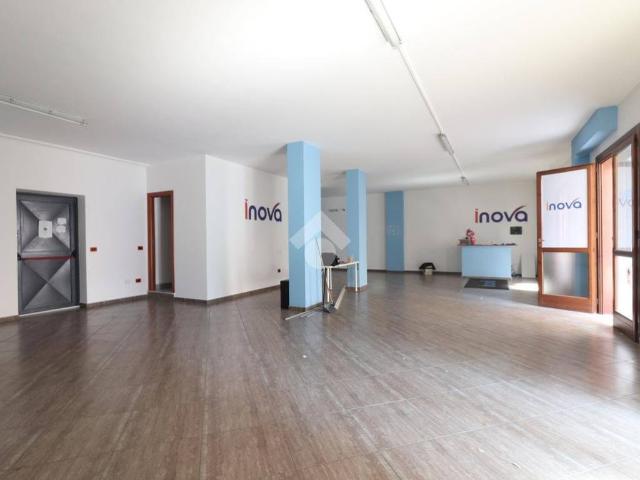Locale Commerciale in affitto a Teverola, Campania
