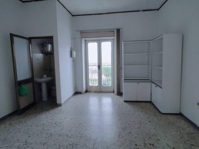 Locale Commerciale in affitto a Teverola, Campania