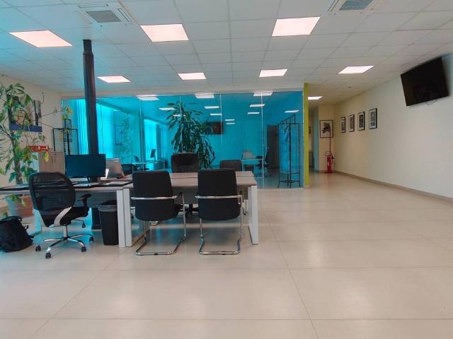 Locale Commerciale in affitto a Teverola, Campania