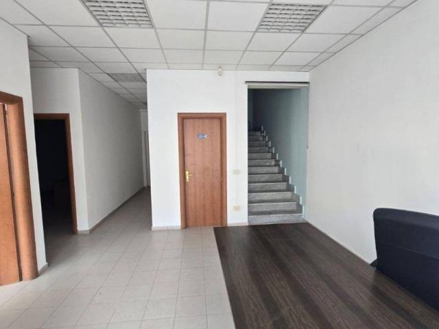 Locale Commerciale in affitto a Teverola, Campania
