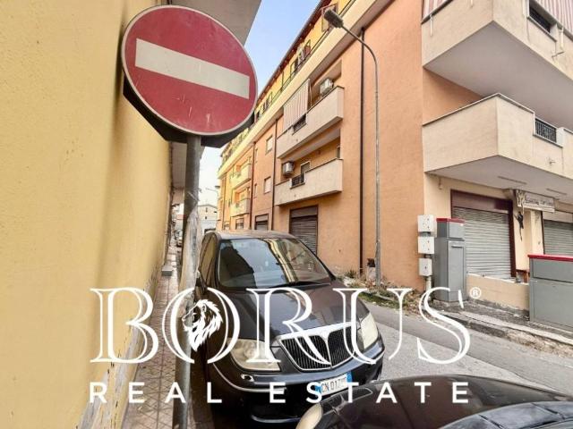 Locale Commerciale in affitto a Teverola, Campania