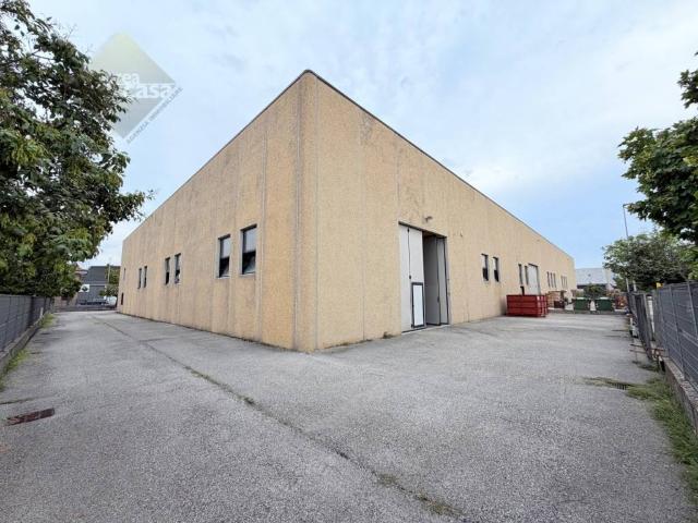 Locale Commerciale in affitto a Tezze Sul Brenta, Veneto