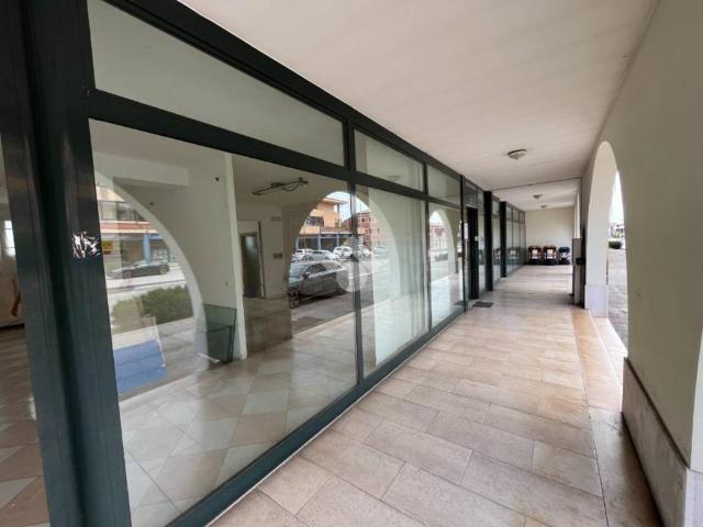 Locale Commerciale in affitto a Tezze Sul Brenta, Vicenza