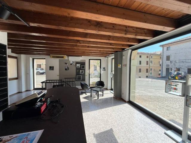 Locale Commerciale in affitto a Centro, Thiene