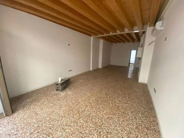 Locale Commerciale in affitto a Centro, Thiene