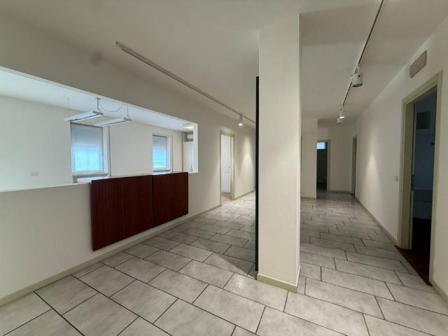 Locale Commerciale in affitto a Centro, Thiene