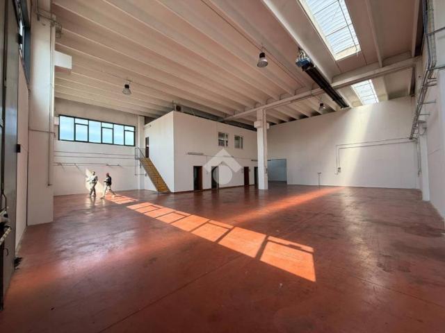 Locale Commerciale in affitto a Santo, Thiene