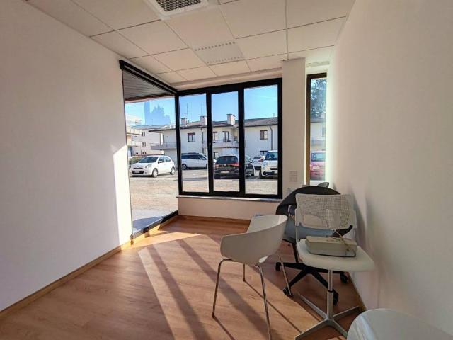 Locale Commerciale in affitto a Centro, Thiene