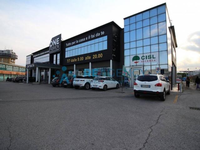 Locale Commerciale in affitto a Ponte di Ferro, Thiene