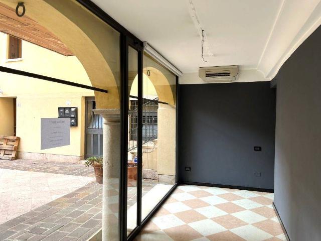 Locale Commerciale in affitto a Centro, Thiene