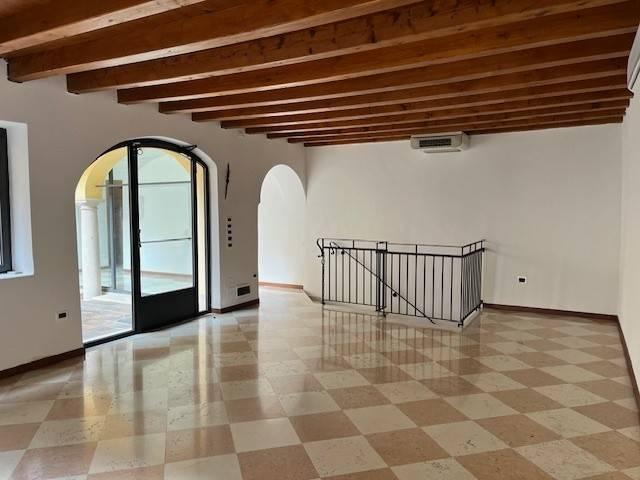 Locale Commerciale in affitto a Centro, Thiene