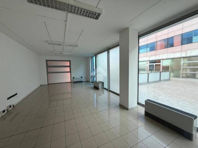 Locale Commerciale in affitto a Cappuccini, Thiene
