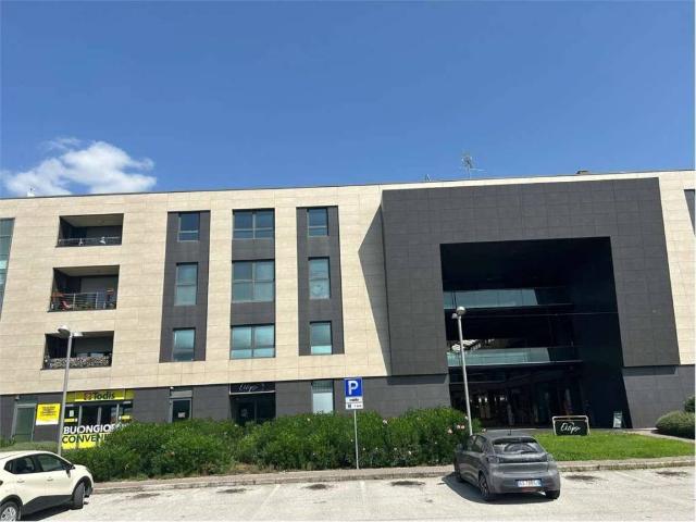 Locale Commerciale in affitto a Ponterio, Todi