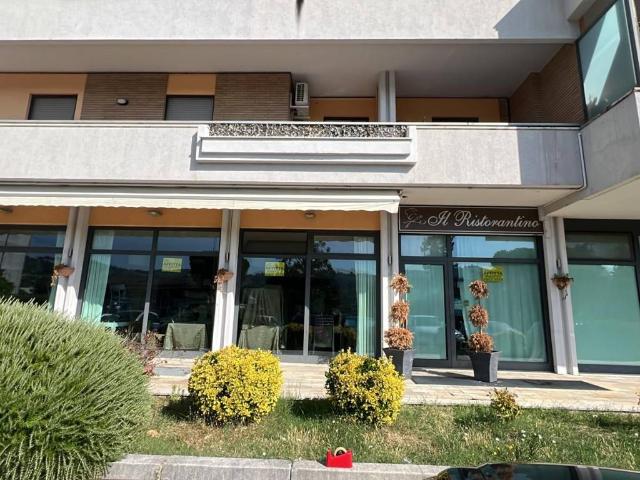 Locale Commerciale in affitto a Marche, Macerata
