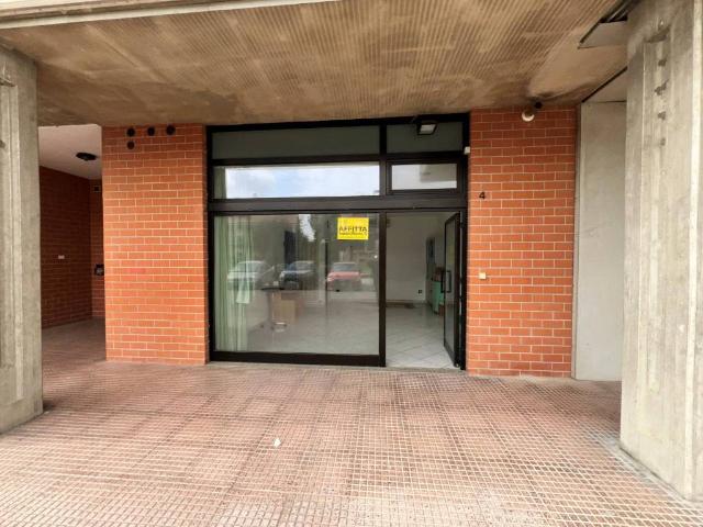 Locale Commerciale in affitto a Marche, Macerata