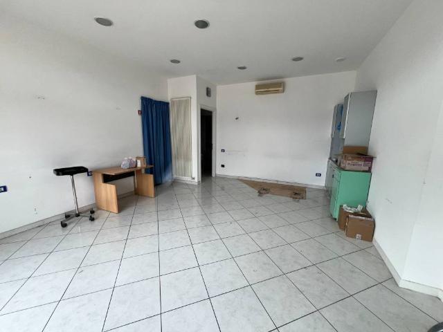 Locale Commerciale in affitto a Marche, Macerata