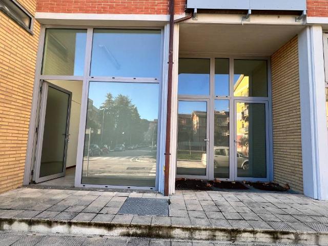 Locale Commerciale in affitto a Marche, Macerata