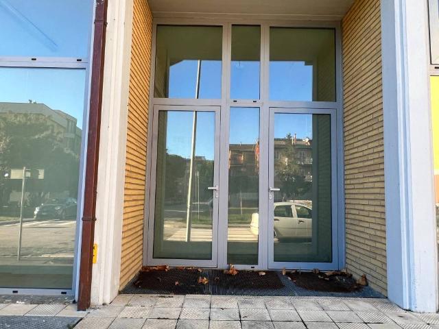 Locale Commerciale in affitto a Marche, Macerata
