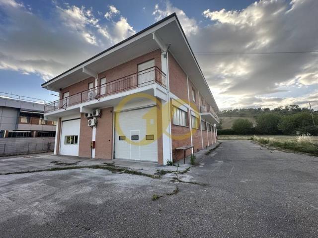 Locale Commerciale in affitto a Marche, Macerata
